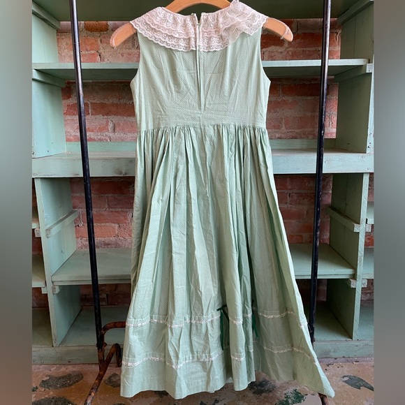 Vintage green dress with lace and bows - Picture 3 of 9